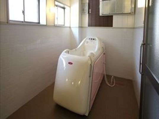 寝たきりの人が使用するための介護仕様の浴槽。最新型の設備