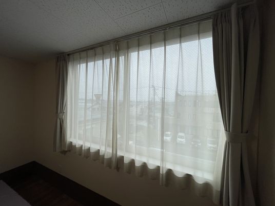 明るい窓辺の居室