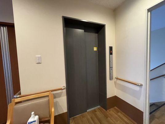 手すり付きのエレベーター入口