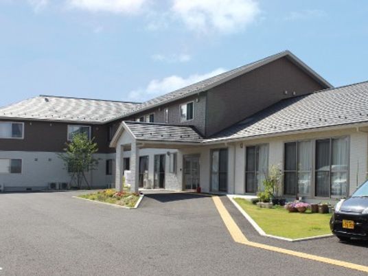 庭付きのゆったりとした外観
