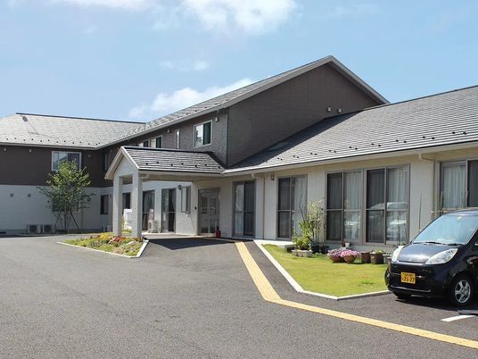 明るい外観の施設入口  