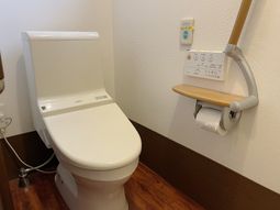 バリアフリー設計のトイレ