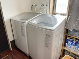 洗濯機と備品のある空間