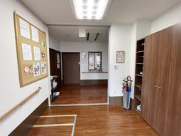 広々とした明るい廊下