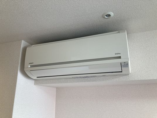 壁に取り付けられた冷暖房
