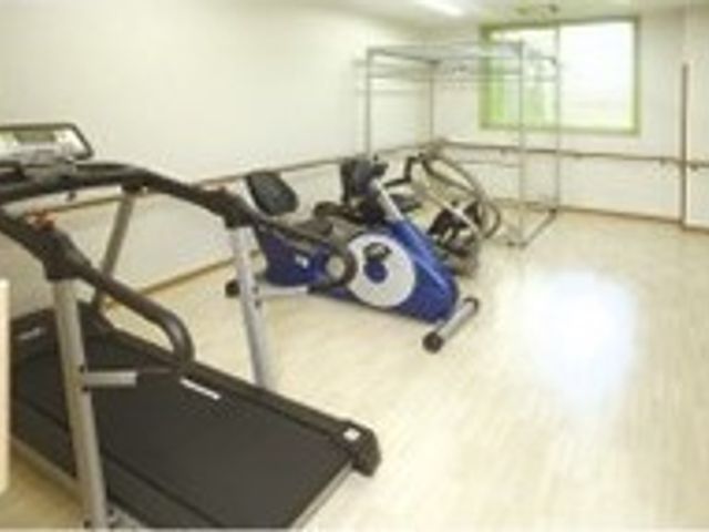 トレーニング機器のある部屋 明るく広々とした機能訓練室で、健康をサポートする様々なトレーニング機器が整っています。安心の職場環境でご活躍いただけます。