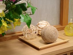 装飾品と花のあるテーブル