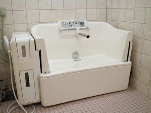バリアフリー設計の浴槽