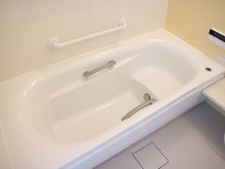 バリアフリーの清潔な浴室