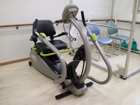 トレーニング機器が設置された部屋