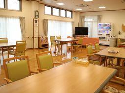 明るい共用ラウンジ