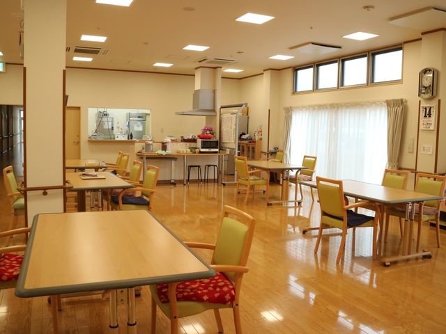 明朗なダイニングルーム 食堂 ゆとりのあるダイニングで笑顔が溢れる食事の時間を提供しています。快適な環境でのお仕事を希望される方に適しています。