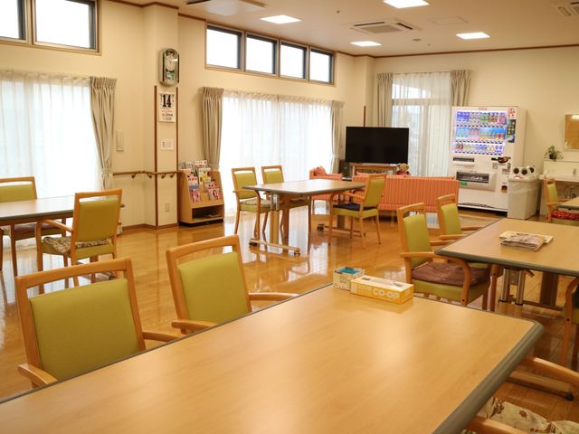 共有スペースの様子 食堂 明るく開放的なラウンジで、様々なレクリエーションが楽しめます。快適な空間でのお仕事をご検討ください。