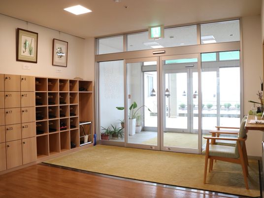 明るい玄関の様子