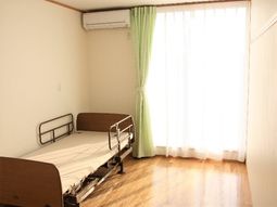 明るい居室のベッド