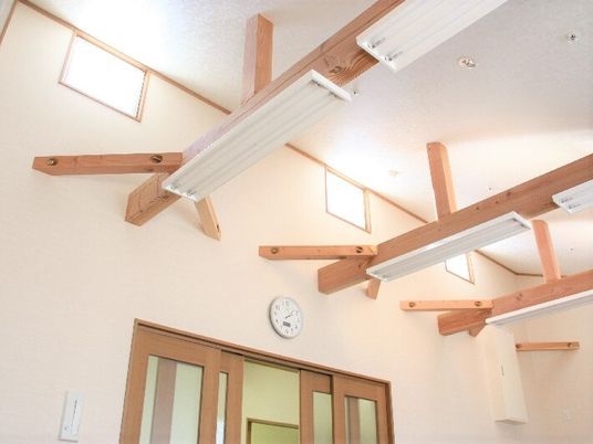 木目調の明るい廊下