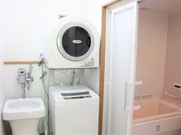 浴室とランドリー設備