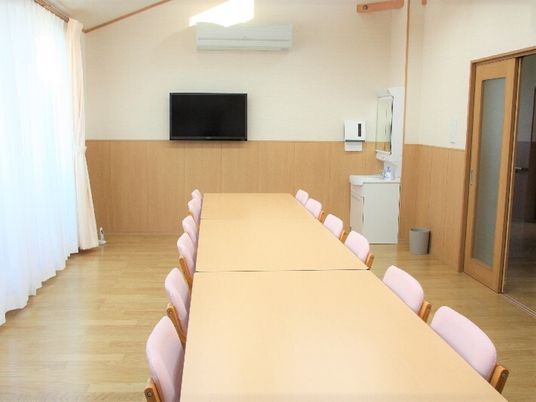 明るい食堂のテーブルと椅子