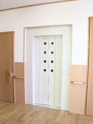 清潔なエレベーターのドア