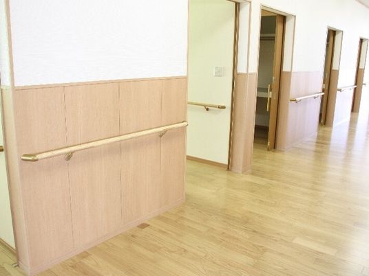 明るい廊下と多くの扉