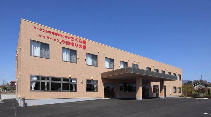 明るい建物の外観  