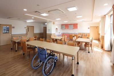 車椅子がある明るい食堂