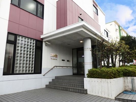 建物正面の外観  