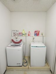 洗濯機が並ぶ洗面所