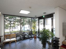 エントランスの植物とベンチ