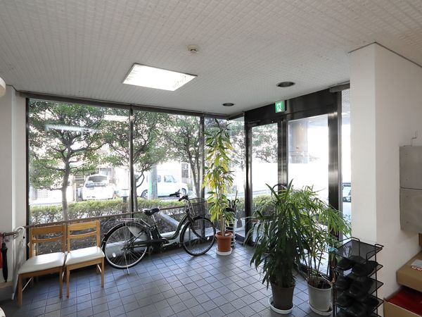 エントランスの植物とベンチ