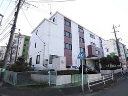 多階層の建物の外観