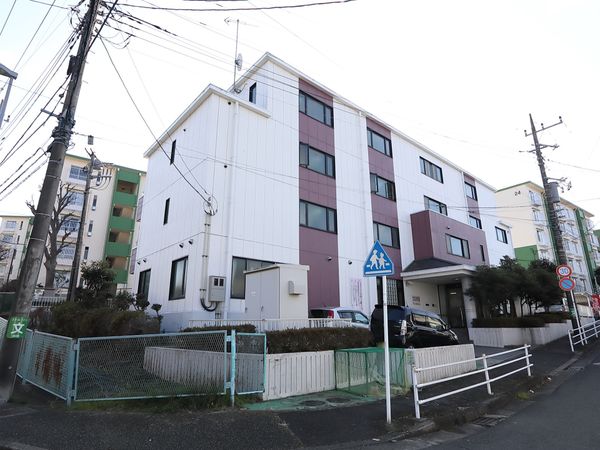 多階層の建物の外観