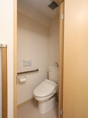 バリアフリー設計のトイレ