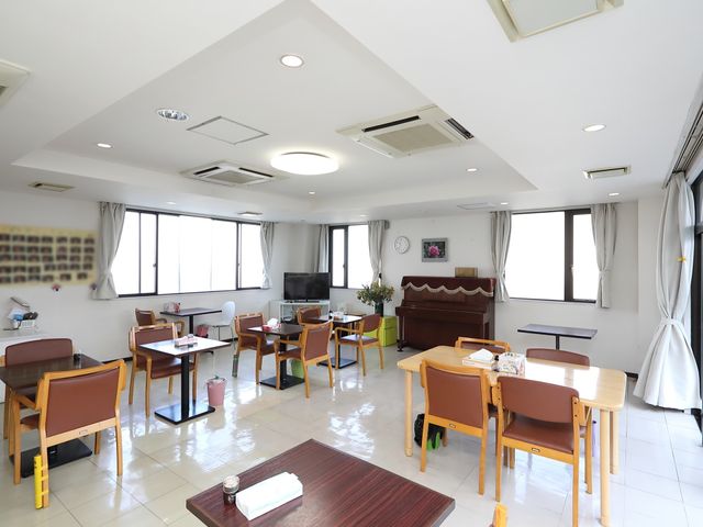 広々とした明るい食堂