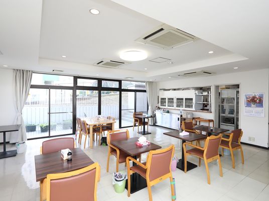 清潔感のある食堂空間