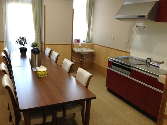 明るい共有ダイニングルーム 食堂 広々としたダイニングルームでは、居心地の良い食事時間をお過ごしいただけます。キッチン設備も完備しており、利用者様の快適な生活をサポートします。