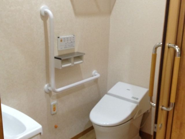 バリアフリートイレ設備 居室内トイレ 手すり付きのトイレは、安心して利用できるよう配慮された設計です。清潔感があふれる空間が維持されています。