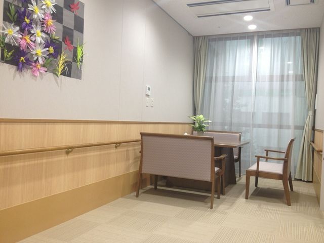 落ち着いた雰囲気の休憩室 談話スペース やすらぎを感じさせる休憩室では、ほっと一息つける空間が共有されています。手元の緑が穏やかな時間を彩ります。