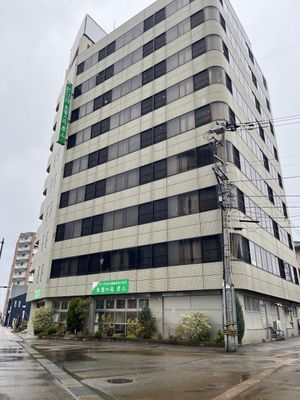 大きな建物の外観