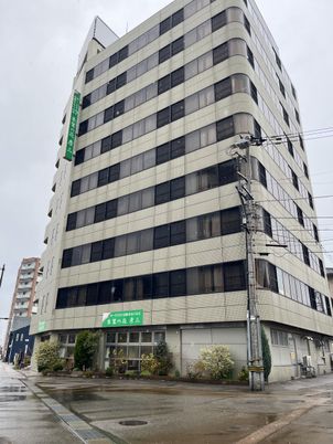 大きな建物の外観