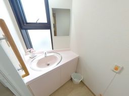 明るい洗面台の空間  