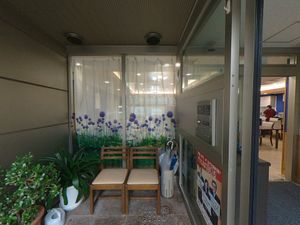 椅子のあるエントランス