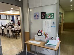 明るい共有スペースエントランス