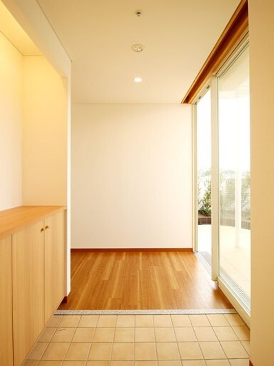 明るい空間の居室入口