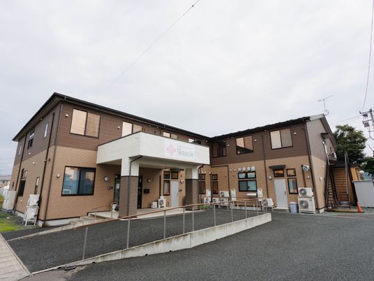 茶色い建物のエントランス