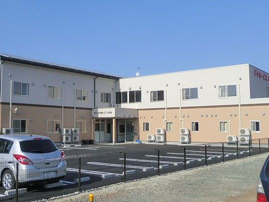 施設外観と駐車場の様子  
