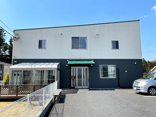 白黒の建物外観  