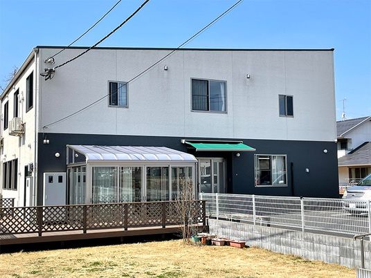 2階建て建物の外観  