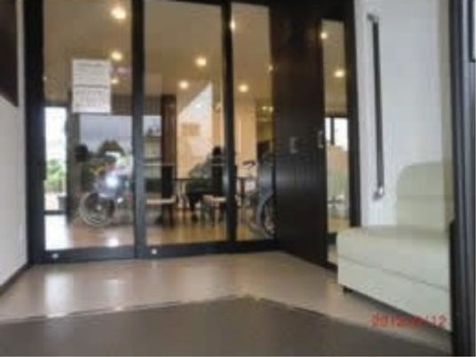 明るいエントランス風景