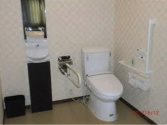 可動式とL字型手すりが設置された洋式トイレ
